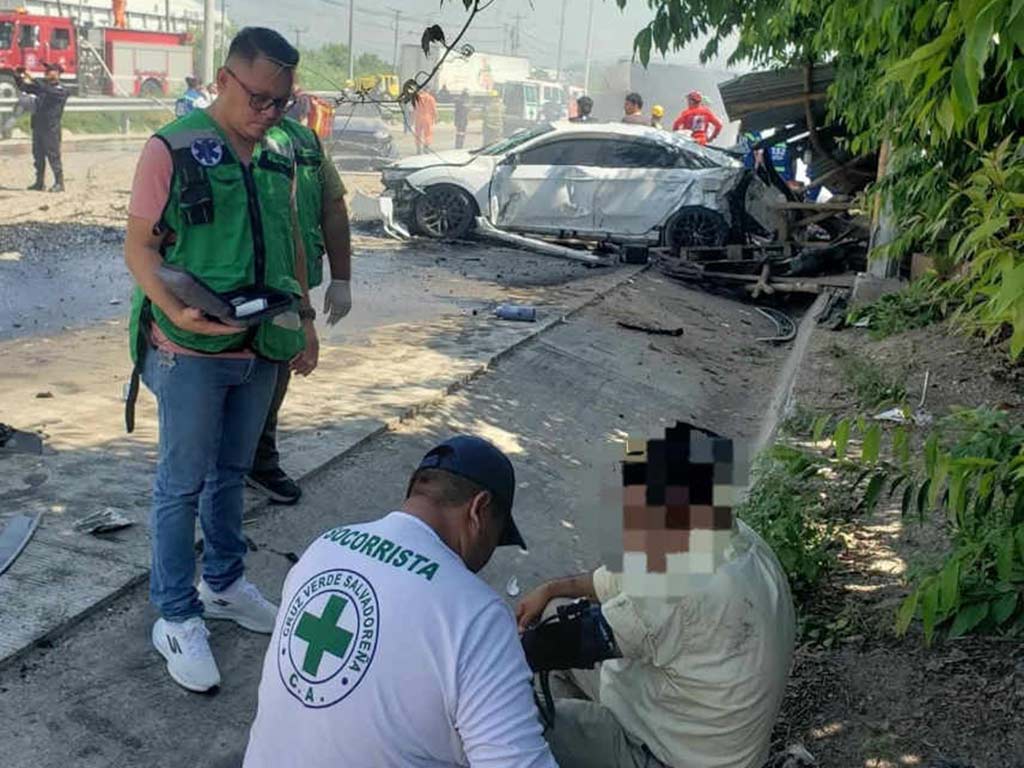 Socorrista de Cruz Verde atendiendo a persona herida en la orilla de la vía en Apopa
