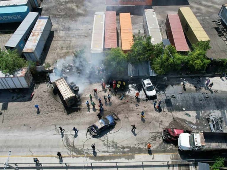 Vista aérea del accidente múltiple en Apopa donde volqueta volcó e impactó 11 vehículos