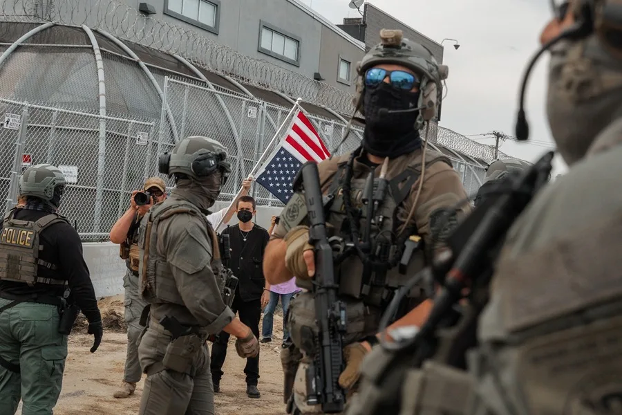 Agentes del Servicio de Inmigración y Control de Aduanas (ICE) se enfrentan a manifestantes frente al centro de detención Delaney Hall, en Newark, Nueva Jersey (EE. UU.) EFE