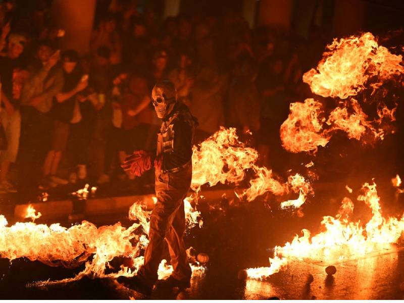 Un hombre participa en la festividad de las Bolas de Fuego en el municipio de Nejapa, San Salvador Oeste.