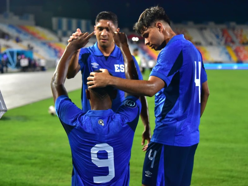 Brayan Gil festeja con varios.