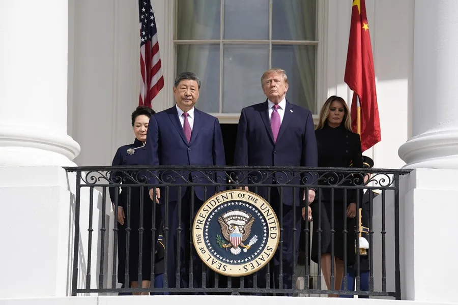 El presidente de Estados Unidos, Donald Trump (2-d), junto a su homólogo chino, Xi Jinping (2-i), este jueves en la Casa Blanca, en Washington (EE.UU.). EFE