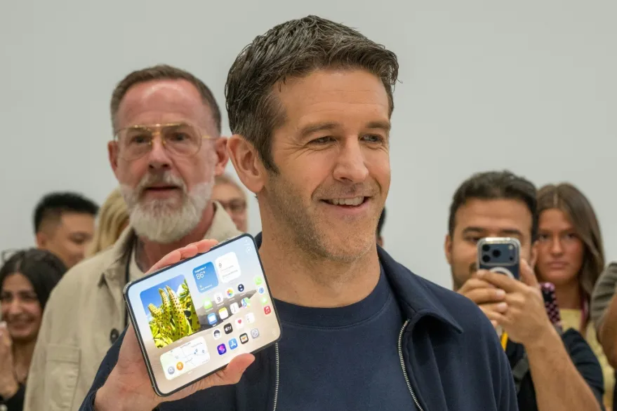El smartphone de alta gama que marca el bautismo de fuego de su nuevo jefe, John Ternus