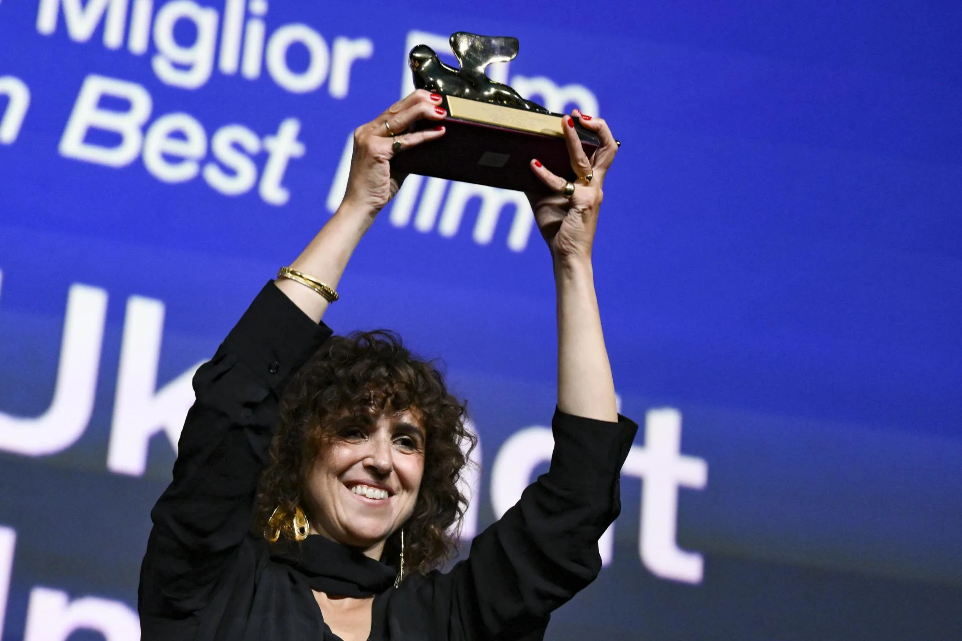 La directora danesa May el-Toukhy recibe el León de Oro por la película 'Kvinde Ukendt (Mujer desconocida)' en el 83.º Festival Internacional de Cine de Venecia.EFE