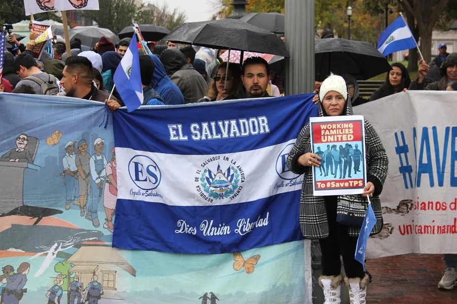 Fotografía de archivo de un grupo de personas manifestándose a favor del Estatus de Protección Temporal (TPS) para los salvadoreños, en Washington (EE.UU.). EFE