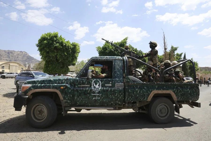Fotografía de archivo de combatientes hutíes viajando en una camioneta, en Saná, (Yemen). EFE