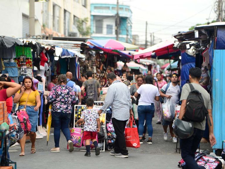 Multitud de personas comprando en tramo congestionado de ventas informales calle arce