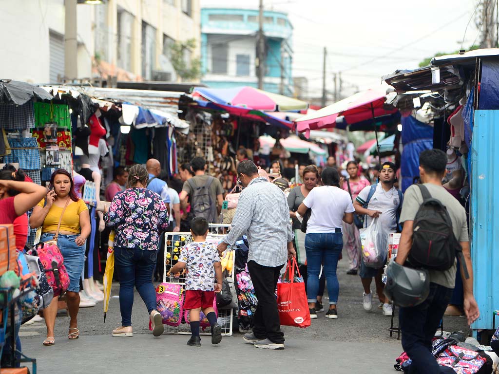 Multitud de personas comprando en tramo congestionado de ventas informales calle arce
