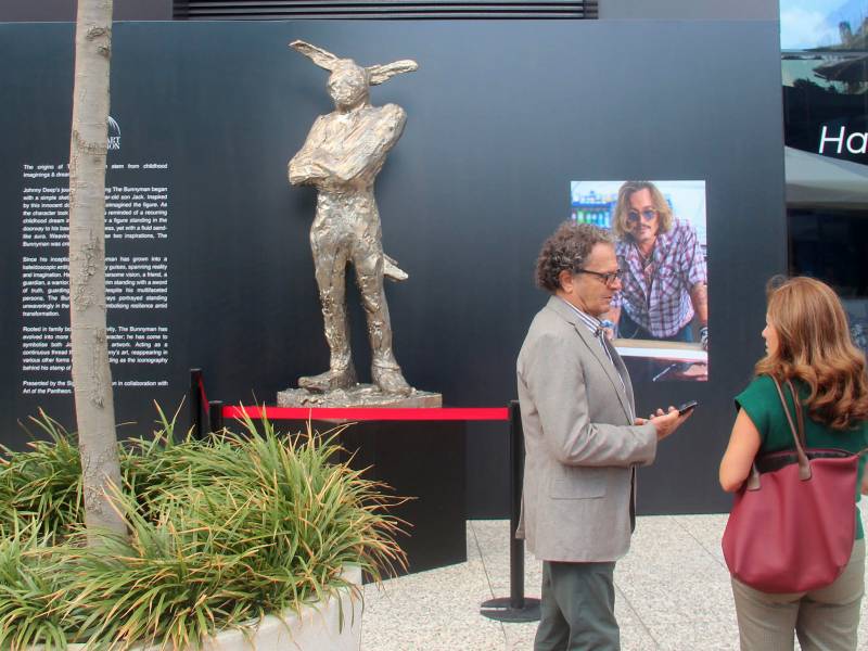 Escultura realizada por el actor Johnny Depp, expuesta este jueves en la Feria de Arte Contemporáneo en Estambul.