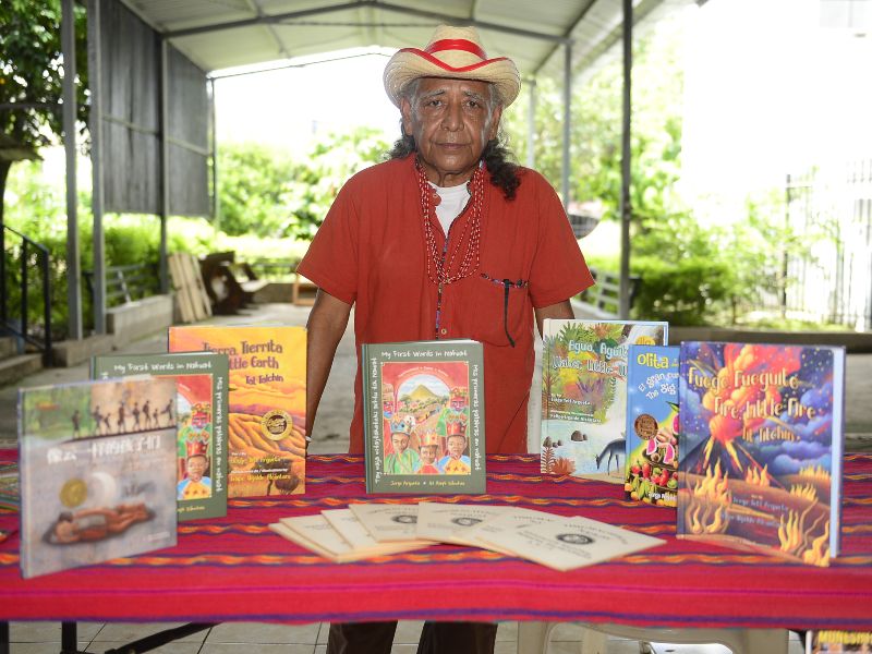 Poeta salvadoreño indígena lanza su libro "Mis primeras palabras en Náhuat"