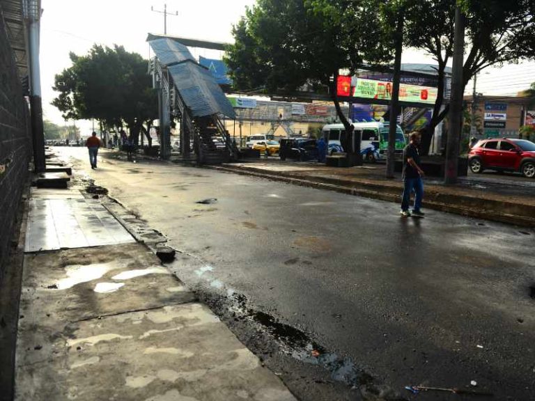 Trabajadores municipales retirando infraestructura informal en Soyapango para recuperar el tránsito peatonal.