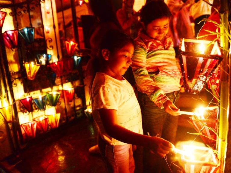 Fotografía de las calles iluminadas de Concepción de Ataco durante la celebración nocturna de los farolitos.