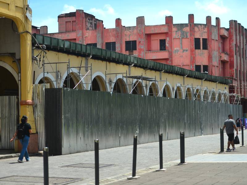 Vista de los trabajos de remodelación e intervención arquitectónica en la fachada del histórico Portal Sagrero.