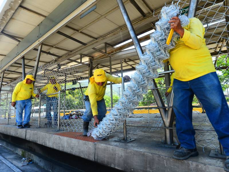 Obras de intervención en la infraestructura de una estación del Sistema Integrado de Transporte del Área Metropolitana de San Salvador (SITRAMSS).