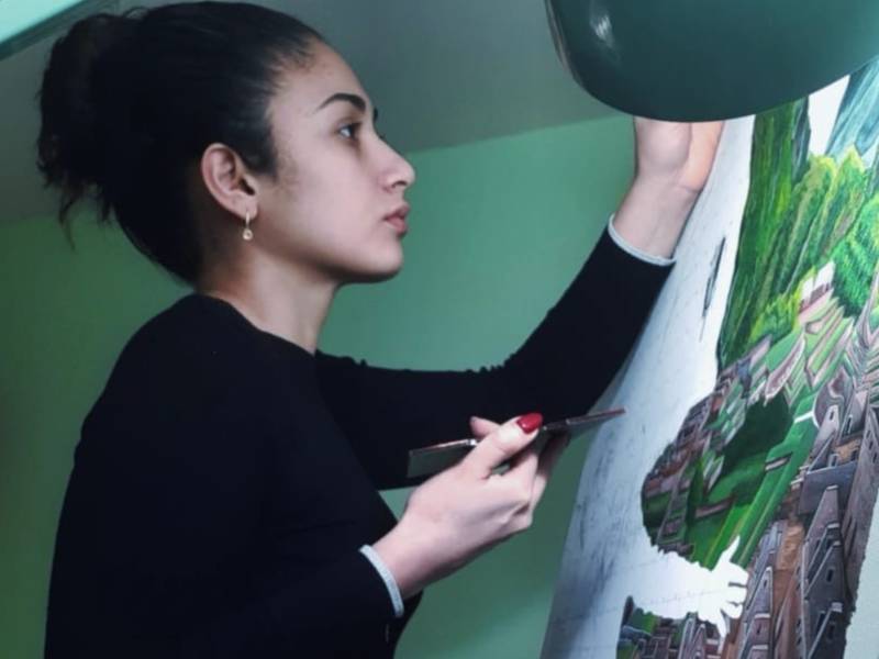 María Yessenia Pineda brilla con su arte en Nápoles, Italia.