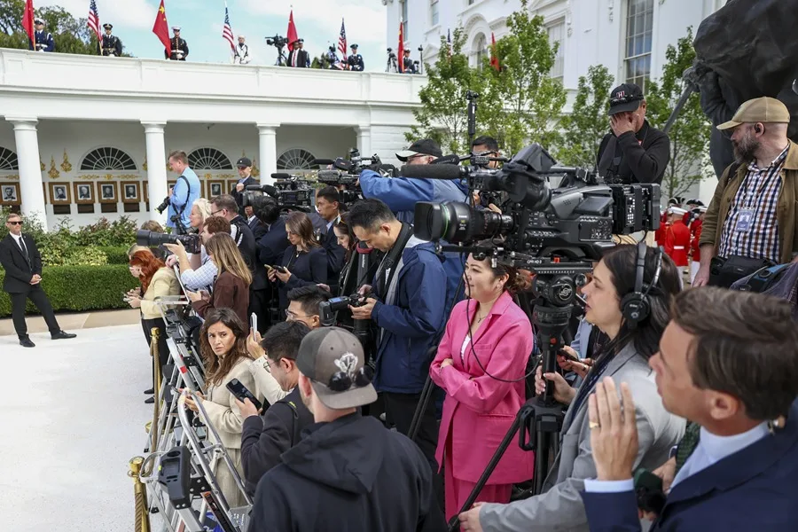 Miembros de la prensa, de distintos medios de comunicación, esperan para hacer el cubrimiento de la visita del presidente de China, Xi Jinping, a la Casa Blanca, este 24 de septiembre de 2026, en Washington (EE.UU.). EFE