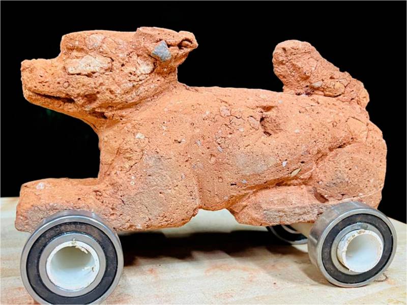 Pieza de Jorge de León inspirada en el perro con ruedas encontrado en Cihuatán.