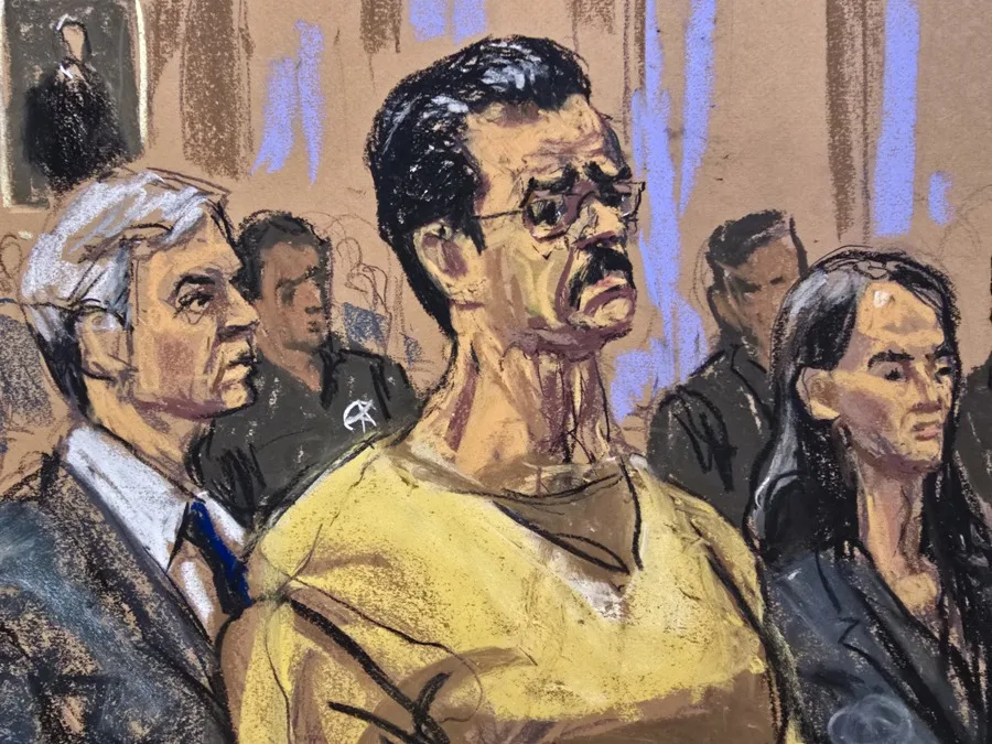Fotografía de archivo de un dibujo de la artista Jane Rosenberg que muestra a Nicolás Maduro (c) junto a sus abogados, en Nueva York (EE.UU.). EFE/ Jane Rosenberg