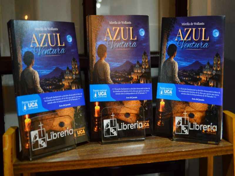 Tres ejemplares de libro "Azul Ventura" de Mirella de Wollants