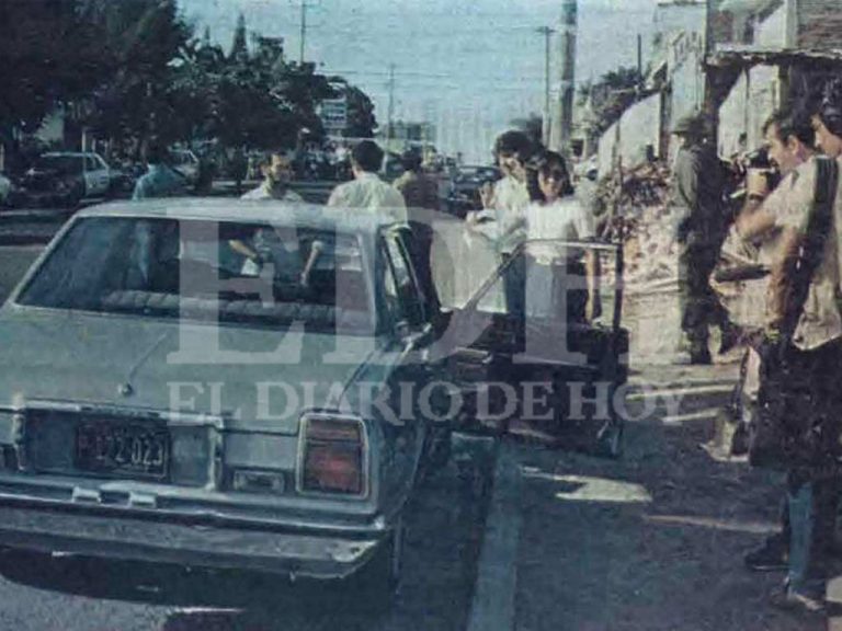 El vehículo en que se conducía Ana Guadalupe y su amiga Cecilia quedó abandonado tras el secuestro cometido por un grupo de hombres que mataron a uno de los guardaespaldas e hirieron a otro. Foto EDH/ Archivo