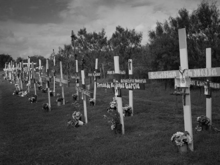 Hileras de cruces conmemorativas colocadas en honor a los 53 migrantes fallecidos el 27 de junio de 2022.