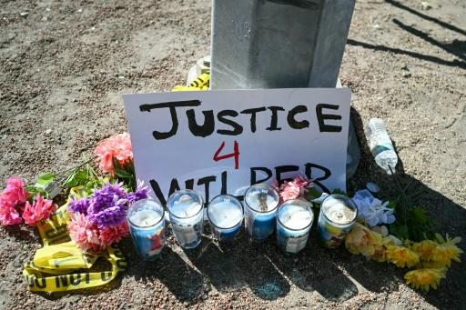 Flores y velas fueron depositadas cerca del lugar donde un ciudadano venezolano resultó herido de bala durante una operación del Servicio de Inmigración y Control de Aduanas de Estados Unidos (ICE) en Austin, Texas, el 21 de septiembre.