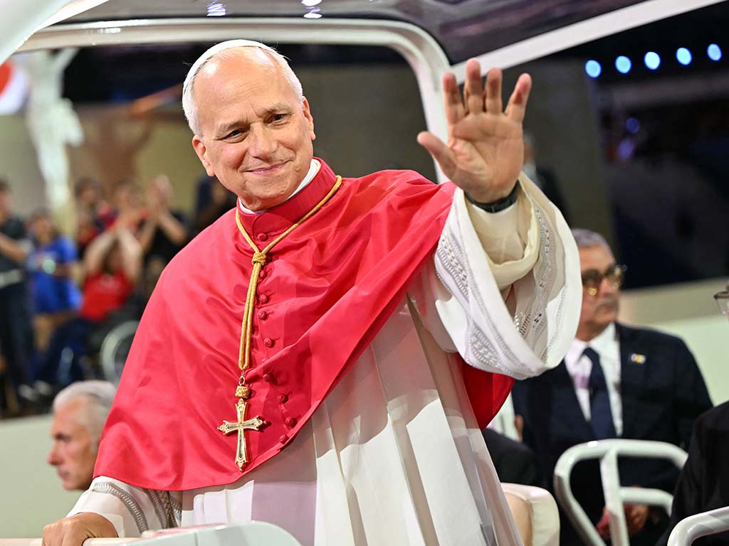 Primer plano del Papa León saludando y bendiciendo desde el papamóvil en París.