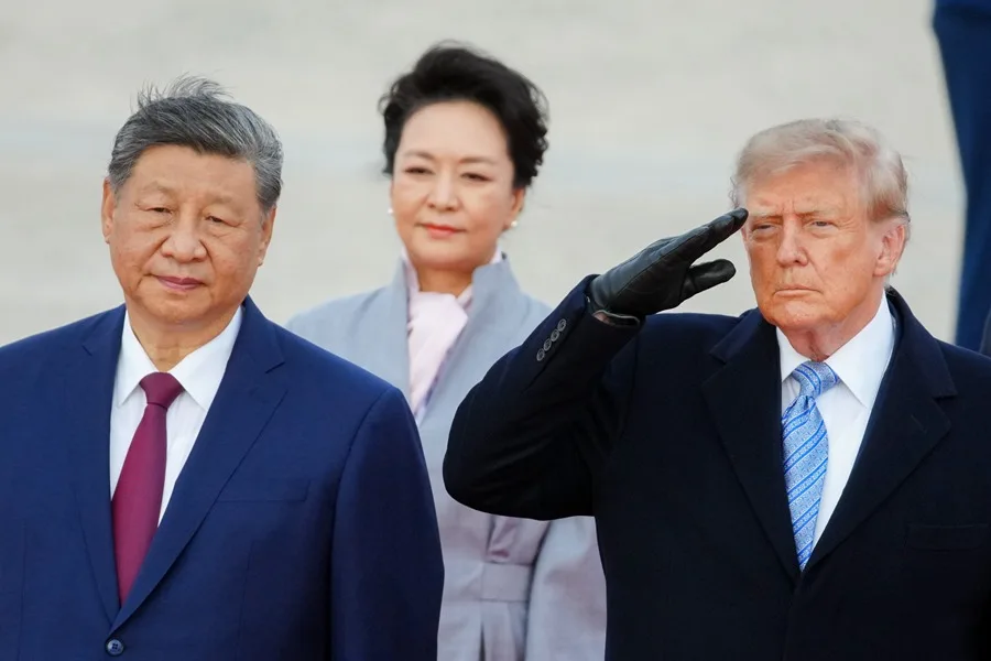 El presidente chino Xi Jinping (izq.), la primera dama china Peng Liyuan (centro) y el presidente estadounidense Donald Trump (der.) permanecen de pie durante una ceremonia de bienvenida en la Base Conjunta Andrews, Maryland, EE. UU., el 23 de septiembre de 2026. EFE