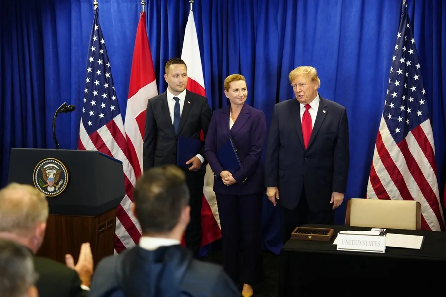 El primer ministro de Groenlandia, Jens-Frederik Nielsen; la primera ministra de Dinamarca, Mette Frederiksen; y el presidente de EE.UU., Donald Trump, este martes en la firma del acuerdo trilateral de seguridad en el Ártico entre EE.UU., Dinamarca y Groenlandia en la sede de la ONU, en Nueva York (EE.UU.). EFE