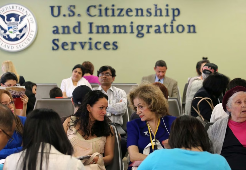 Inmigrantes esperan su turno para las entrevistas con un oficial de migración en la oficina de USCIS, en Nueva York. AFP