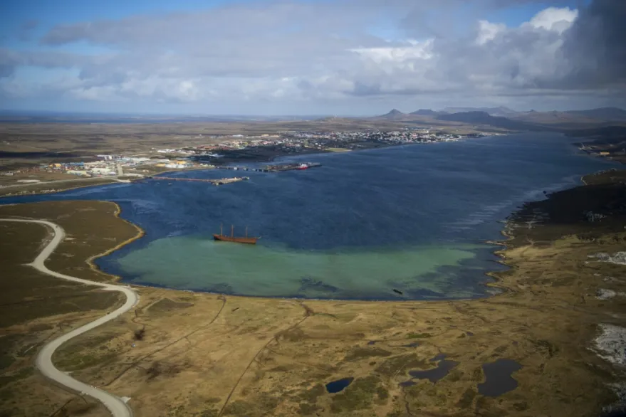 Reino Unido y Argentina libraron en 1982 una guerra de diez semanas por el archipiélago del Atlántico Sur, un territorio británico de ultramar a 600 kilómetros de la costa argentina.