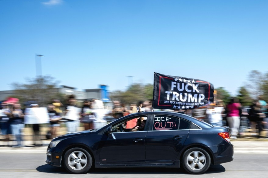 Un centenar de alumnos de secundaria en Pflugerville, unos 30 km al norte de Austin, protestaron el martes frente a la Corte Municipal de su ciudad, lanzando consignas contra el Servicio de Inmigración y Control de Aduanas (ICE)