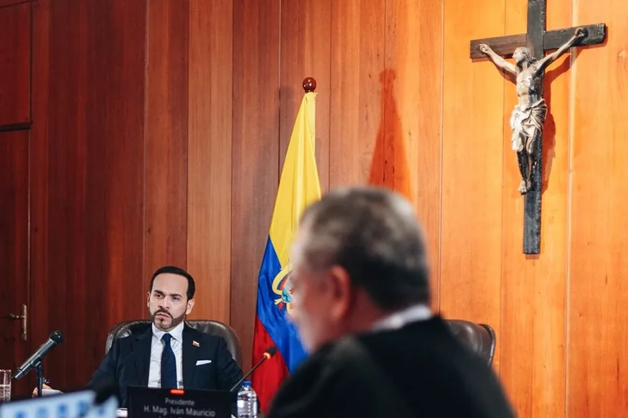 Fotografía cedida por la Presidencia de Colombia del mandatario Abelardo De la Espriella (i) asistiendo a una reunión en la Corte Suprema de Justicia este jueves en Bogotá (Colombia). EFE/