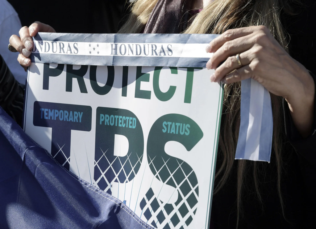 Fotografía que muestra a una persona sosteniendo una pancarta del Estatus de Protección Temporal (TPS) durante una manifestación en favor de las familias centroamericanas frente a la Casa Blanca en Washington (EE. UU.). 23 de octubre de 2017. EFE