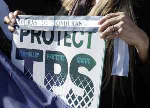 Fotografía que muestra a una persona sosteniendo una pancarta del Estatus de Protección Temporal (TPS) durante una manifestación en favor de las familias centroamericanas frente a la Casa Blanca en Washington (EE. UU.). 23 de octubre de 2017. EFE