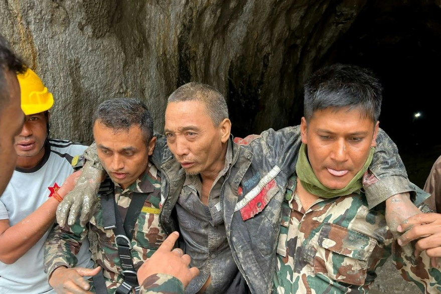 Una imagen del rescate publicada en la página de Facebook del ejército nepalí muestra al hombre, identificado solo como Luhaitao, apoyado sobre los hombros de dos rescatistas vestidos de camuflaje.