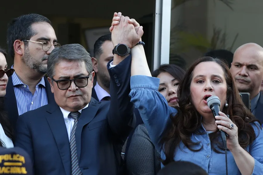 Ana de García (d) habla junto a su esposo el expresidente de Honduras Juan Orlando Hernández a su salida de una audiencia del proceso por fraude y lavado, este martes, en Tegucigalpa (Honduras). EFE