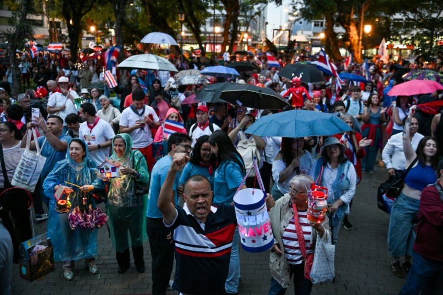 Portando faroles encendidos y banderas del país, con gritos de «democracia» y proclamas en defensa de la división de poderes, las personas se manifestaron en la Plaza de Morazán