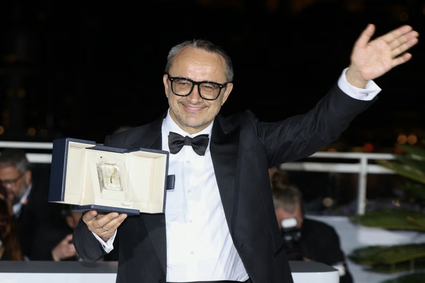 El director y guionista ruso Andrey Zvyagintsev posa con el trofeo durante una sesión fotográfica tras ganar el Gran Premio por la película "Minotauro" durante la ceremonia de clausura de la 79ª edición del Festival de Cine de Cannes en Cannes, al sur de Francia, el 23 de mayo de 2026. AFP