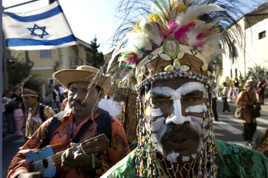 l pueblo gogodala, del oeste de Papúa Nueva Guinea, canta canciones en hebreo e iza la bandera de Israel en las ceremonias tribales.