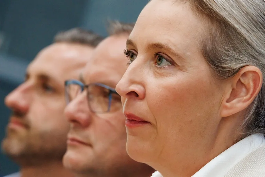 Alice Weidel (d), colíder del partido y del grupo parlamentario Alternativa para Alemania (AfD), junto a Ulrich Siegmund (i), cabeza de lista del AfD en Sajonia-Anhalt, y Tino Chrupalla (c). EFE