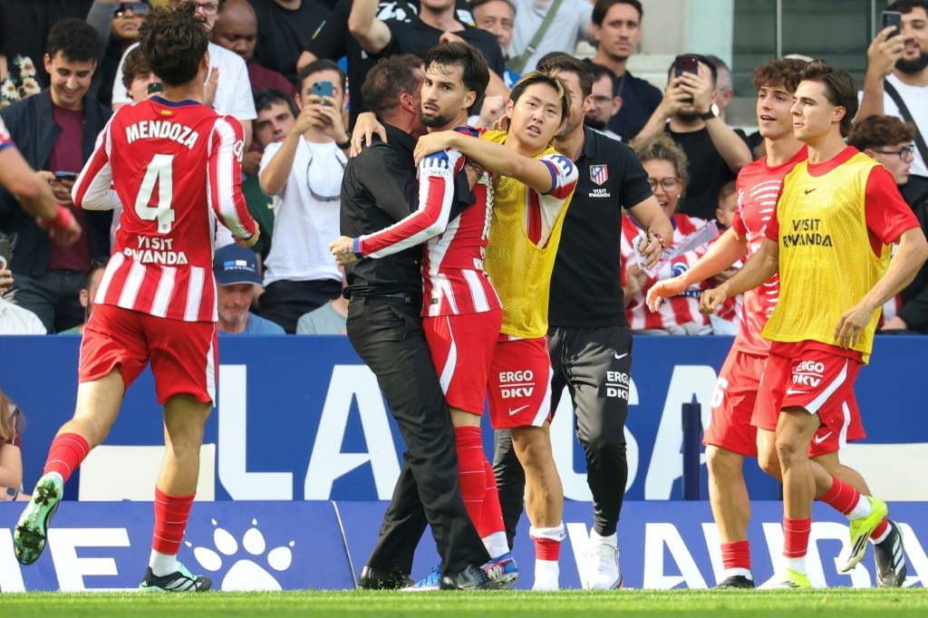 Alex Baena celebra su gol de la victoria en el último minuto para el Atlético de Madrid contra el Espanyol el sábado en La Liga