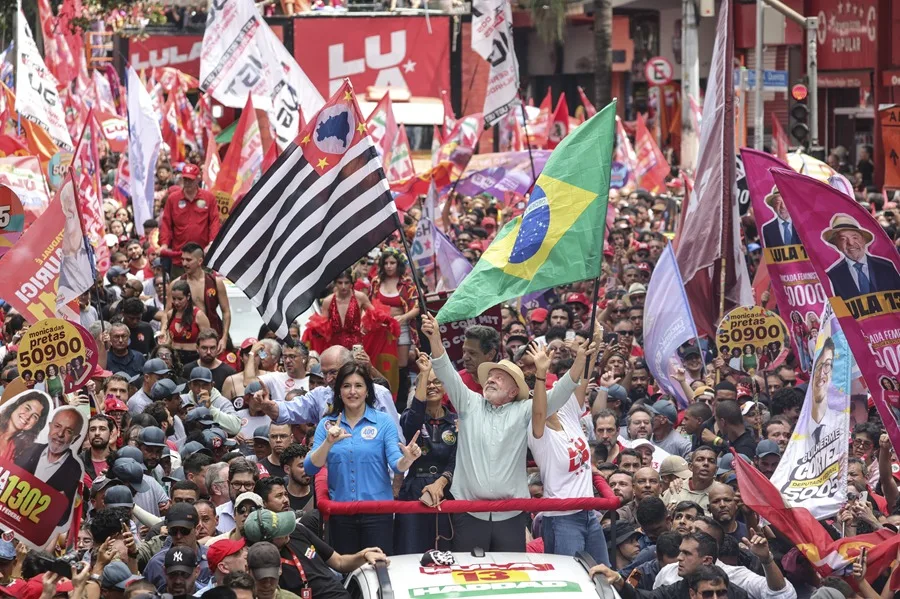 El presidente de Brasil y candidato a la reelección, Luiz Inácio Lula da Silva (c), participa junto a la candidata el senado Simone Tebet (i) en una caravana, en Sao Paulo (Brasil). EFE
