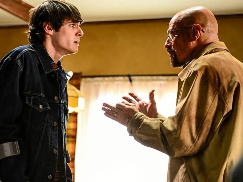 Escena de la serie "Breaking Bad" protagonizada por Bryan Cranston y RJ Mitte