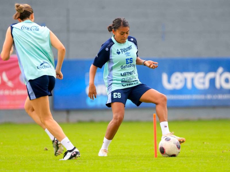 Brenda Cerén entreno Selecta Femenina