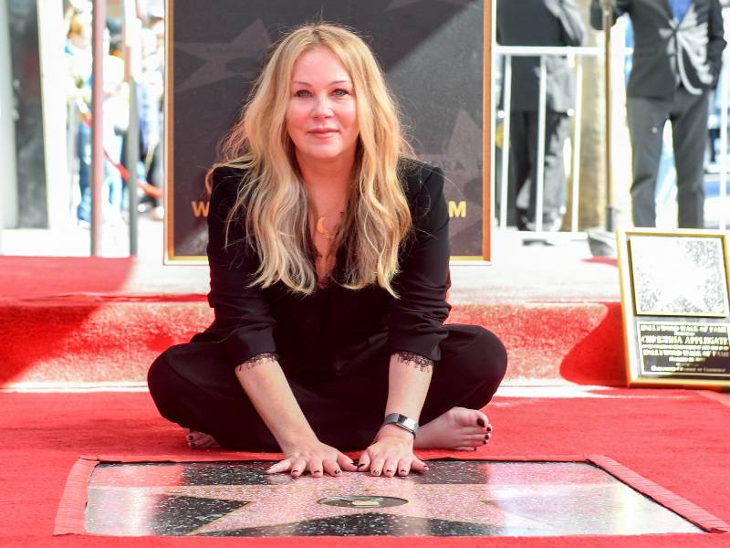 Christina Applegate con su estrella en el Paseo de la Fama de Hollywood