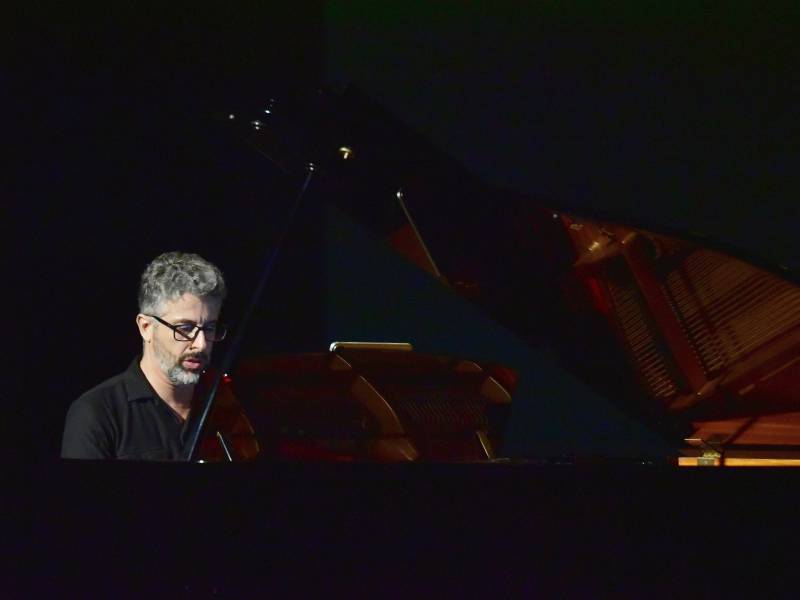 Pianista español Javier Negrín en concierto en la BINAES