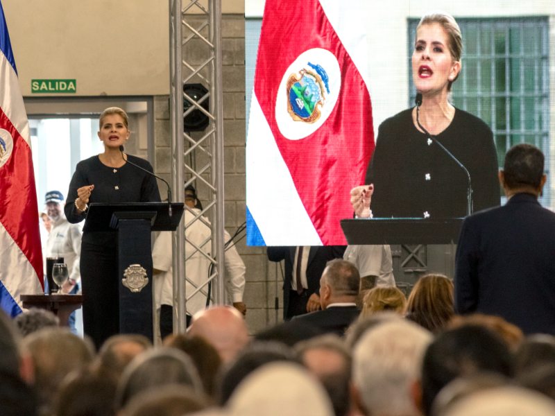 La presidenta de Costa Rica, Laura Fernández, habla durante la inauguración del Centro de Alta Contención contra el Crimen Organizado (Cacco) este miércoles, en Alajuela (Costa Rica). El Gobierno de Costa Rica inauguró su megacárcel de máxima seguridad inspirada en el modelo del mandatario salvadoreño Nayib Bukele, con el fin de que se convierta en un símbolo de la lucha contra el crimen organizado y el narcotráfico, un fenómeno en auge en este país centroamericano reconocido históricamente por su estabilidad y seguridad. Foto EDH/EFE