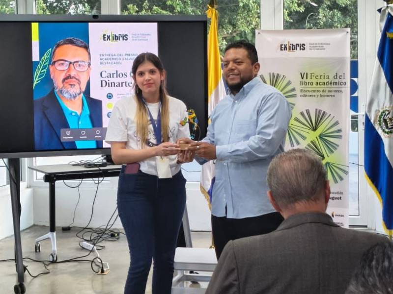 Entrega de premio de ExLibris al Académico Destacado 2026 a Carlos Cañas Dinarte