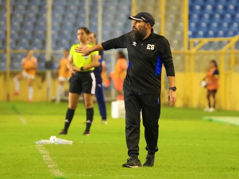Eric Acuña técnico Selecta Femenina
